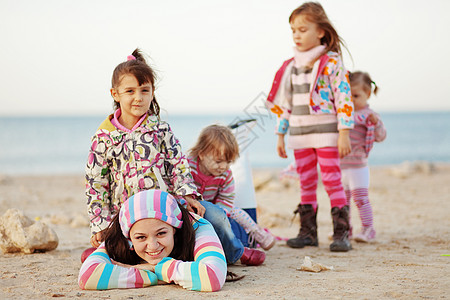 幸福家庭快乐团体童年海滩自由母亲婴儿双胞胎乐趣闲暇图片