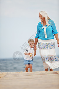 家庭休息母亲团体乐趣自由育儿儿子童年快乐男生海滩图片