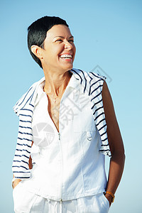 中年妇女的纵向特征快乐天空女士微笑黑发蓝色白色城市旅行喜悦图片