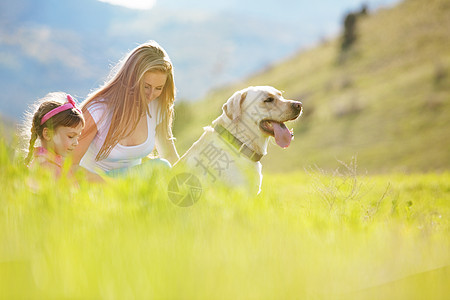 与狗一起走的幸福家庭快乐草地阳光团体假期自由女孩育儿父母宠物图片