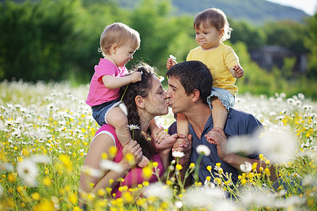 幸福家庭孩子们双胞胎场地父亲母亲公园自由男性女士花朵图片