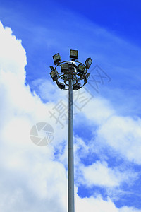 蓝色天空上的光极交通灯泡运动体育场活力力量灯柱路灯聚光灯反光板图片
