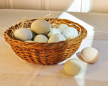 复活节篮子里的彩色鸡蛋图片