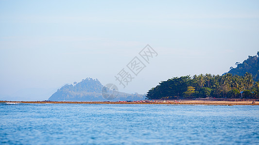 安达曼海岸旅游天蓝色平房热带森林房子蓝色海滩天堂假期图片