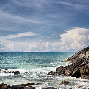 落岩海岸石头热带蓝色阳光支撑旅行海浪海洋海景冲浪图片