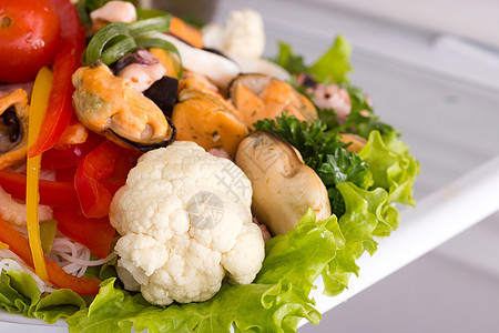 海产食品和蔬菜沙拉图片