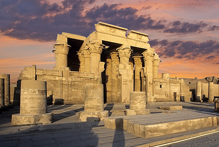 埃及姆博神庙旅行文字象形雕刻建筑学寺庙宗教文化游客石头图片