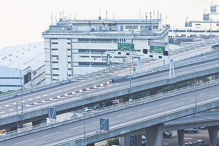 现代城市多车道高速公路图片