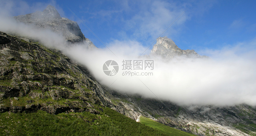 雾中的山顶多云冒险探索自由首脑风景顶峰登山薄雾图片