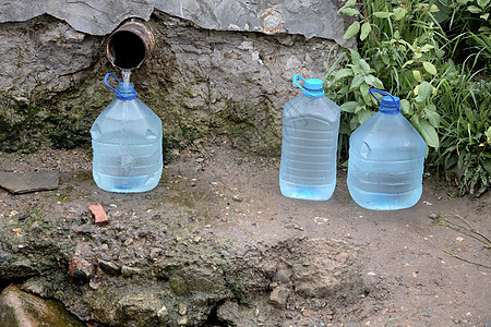 泉水的装瓶地下水尾巴塑料环境流动生态临界点来源卵石石头图片