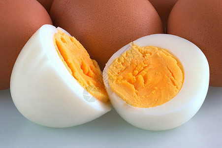 煮鸡蛋黄色白色食物生产脆弱性斑点棕色背景图片