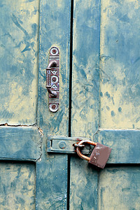 蓝色门上的隔锁房子金属闩锁宏观锁孔木头门户网站木板建筑学门闩图片