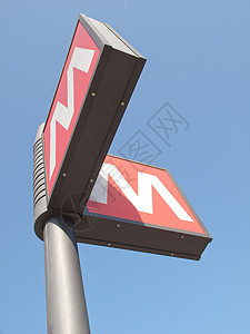 地铁标志城市街道红色蓝色交通火车天空管子民众旅行图片
