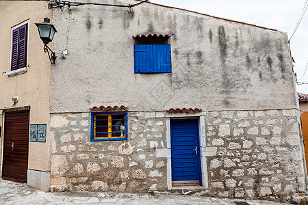 克罗地亚罗文杰有蓝色门的小型传统小屋图片
