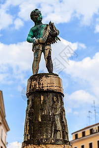克罗地亚罗文杰中央广场上的青铜白女神像图片