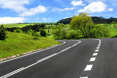 道路和阴云的天空森林全景风景天气环境赛道场地航程国家蓝色图片