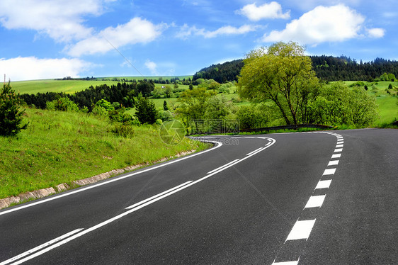 道路和阴云的天空森林全景风景天气环境赛道场地航程国家蓝色图片