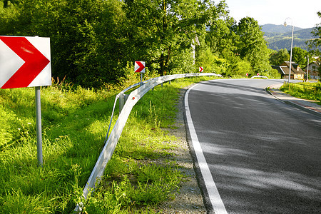 山上弯曲道路运输土地白色季节森林场地国家生长驾驶树木图片