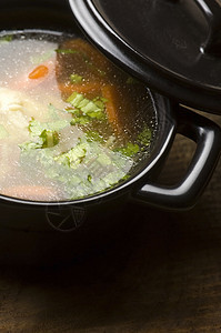 陶瓷碗中的鸡汤香菜白色健康摄影盘子午餐食物面条肉汤黄色图片