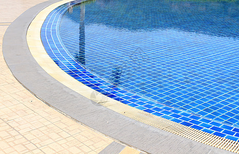 酒店关门时 游泳池和楼梯热带池塘情调季节假期游泳蓝色温泉休息波纹图片