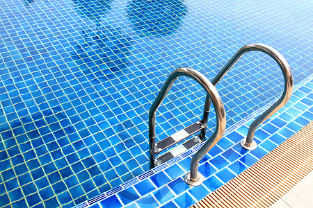 酒店关门时 游泳池和楼梯泳池海洋奢华波纹热带休息季节阳光水池温泉图片