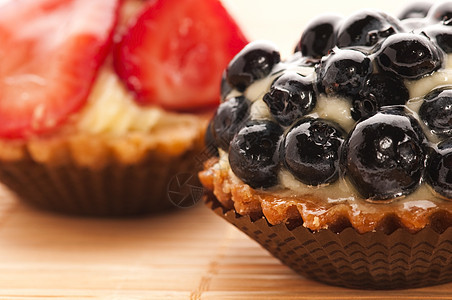 带新鲜水果的法国蛋糕馅饼食物美食果味糕点面包篮子甜点糖果浆果图片