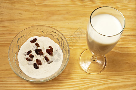 米尔奇 梅尔 罗西宁 苏塔登玻璃牛奶烹饪白色食物面粉黄色图片
