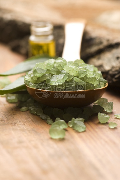 含浴盐和按摩油的 Aloe vera药物叶子身体福利洗剂皮肤科皮肤医生治疗草药图片