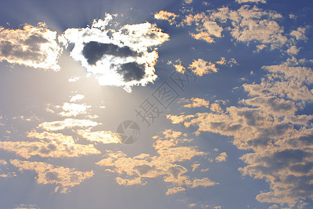 美丽的阴云暗蓝的天空 太阳被积云遮蔽图片