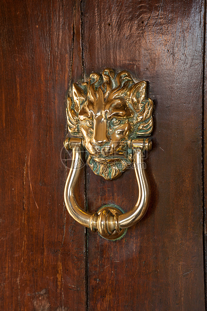 旧木制门上的狮子头的敲钟图片