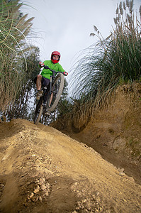 MTB 下坡森林绿色红色冒险活动刹车男人山地闲暇自行车图片