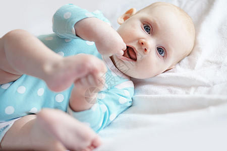 一个四个月大的婴儿的肖像快乐孩子育儿眼睛卧室男生手指工作室童年女孩图片