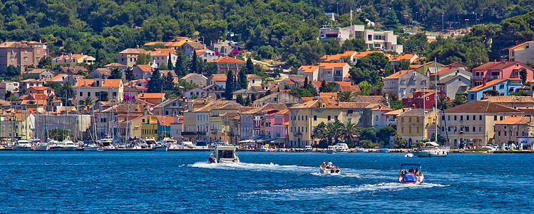 沙巴水上建筑Mali Losinj 克罗地亚 2011 年 7 月 5 日 - 亚得里亚海沿岸小镇马尔背景