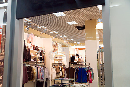 销售现代青年和时装服装的商店和商店部门夹克团体裙子窗户购物中心商业女性衣架棉布图片