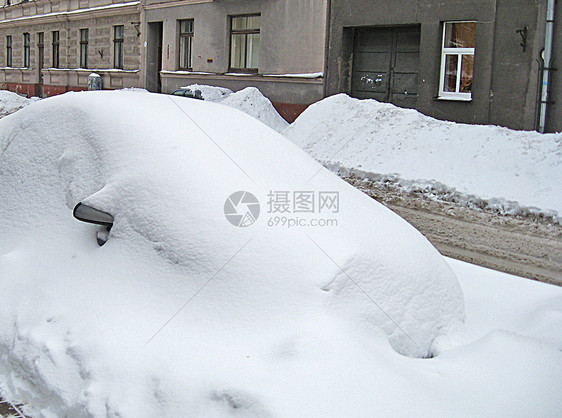 车盖上雪雪图片