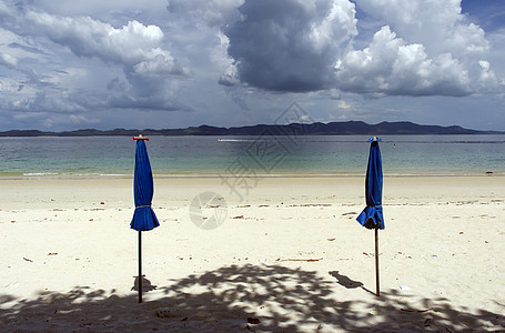 蓝伞阴影天空海滩假期海洋岛屿小岛情绪图片
