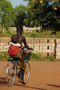 非洲母亲儿童女士第三世界木材婴儿贫困背景图片
