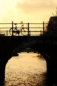日落时在阿姆斯特丹运河上图片