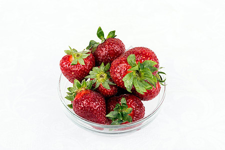 新鲜草莓花园水平叶子白色甜点红色宏观浆果盘子食物图片