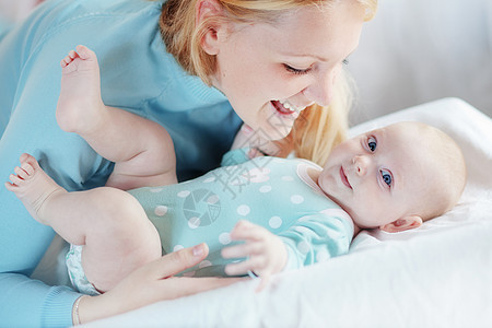 母亲与婴儿的肖像赤脚女士卧室母性男生童年蓝色快乐女儿父母图片