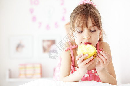 早晨食物女性早餐说谎女孩房间卫生青年保健女儿图片