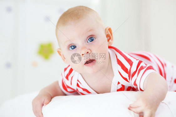 婴儿宝宝男生蓝眼睛孩子眼睛童年红色条纹微笑快乐衣服图片