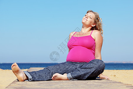 怀孕母亲女孩父母母性闲暇成人海滩天空肚子冒充图片