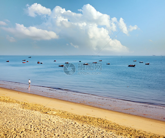 停泊在海湾的船舶     取自中国海南岛图片