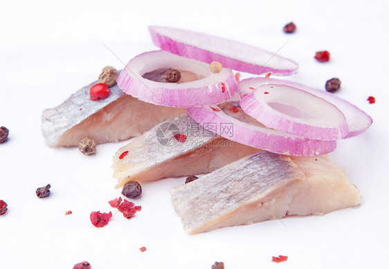 在白色背景上的鱼午餐红色洋葱胡椒图片