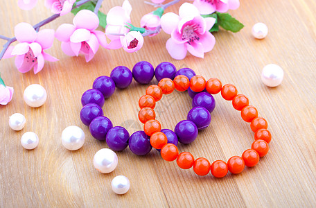 多色珊瑚手镯和人造珍珠 有粉红流火花首饰戒指宝石塑料护身符珠子橙子珠宝奢华图片