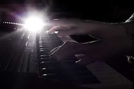 手放在钢琴上教育创造力白色旋律音乐音乐家乐器合成器键盘手指图片