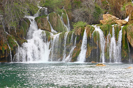 Krka河瀑布公园蓝色岩石峡谷地标石头绿色国家环境森林图片