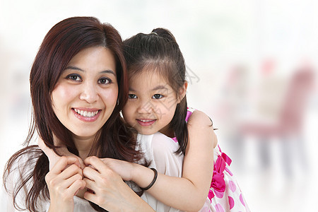 亚洲家庭母亲女儿女士幼儿园孩子女孩拥抱喜悦房子幸福图片