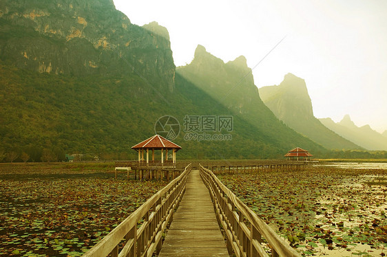 湖中人行桥花园太阳建筑学蓝色天空山脉房子热带公园旅行图片